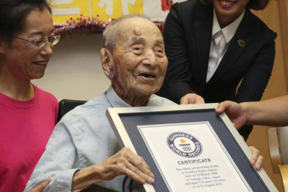Yasutaro Koide, de 112 años, recibe el certificado de Récord Guinnes.-
