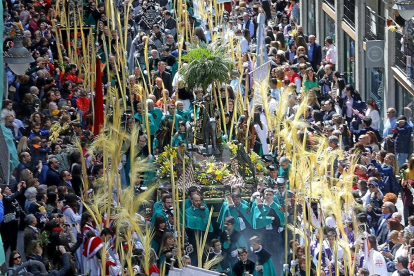 La cofradía Penitencial de la Santa Vera-Cruz, procesionando ‘La Borriquilla’.-PHOTOGENIC/JOSÉ CARLOS CASTILLO