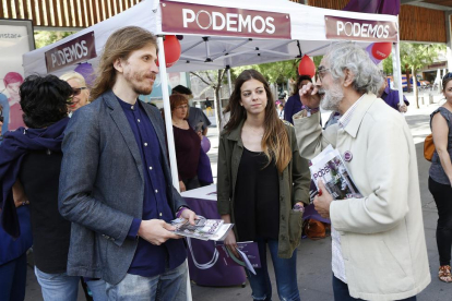 El secretario general de Podemos de Castilla y León, Pablo Fernández, apoya en Zamora la lista de Unidos Podemos encabezada por Braulio Llamero.-ICAL