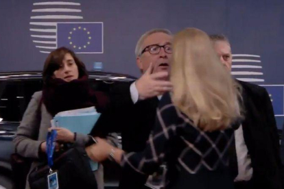 Jean-Claude Juncker vuelve a sorprender con su actitud.-EL PERIÓDICO