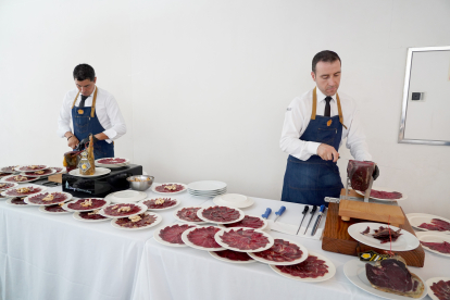 Almuerzo celebrado por el Consejo Regulador de la IGP ''Cecina de León'', en el que seis cocineros con Estrella Michelin ponen en valor las cualidades culinarias del producto.- ICAL