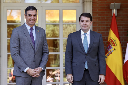 El presidente del Gobierno, Pedro Sánchez, y el presidente de la Junta de Castilla y León, Alfonso Fernández Mañueco.- ICAL