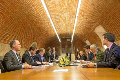 Gato, Puente y Saravia frente a Suárez-Quiñones y Gómez-Pomar, ayer, momentos antes de comenzar el Consejo de Administración de la Sociedad Valladolid Alta Velocidad.-MIGUEL ÁNGEL SANTOS
