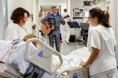 Uno de los pacientes de la UCI escucha el concierto celebrado el pasado viernes en el Río Hortega .-J.M. LOSTAU