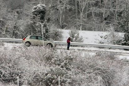 Una mujer permanece atrapada con su coche en el acceso a la carretera CL-631 en Fresnedo (León), debido al temporal de nieve-Ical