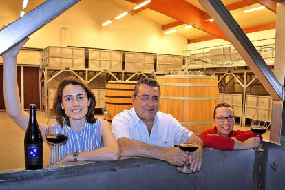 La enóloga Clara Alonso (en primer término), junto a Eulogio Calleja y Verónica Sanchón, también miembro de la bodega zamorana, en la nave de elaboración, junto a los depósitos abiertos donde se elaboran las gamas más selectas.-ARGICOMUNICACIÓN