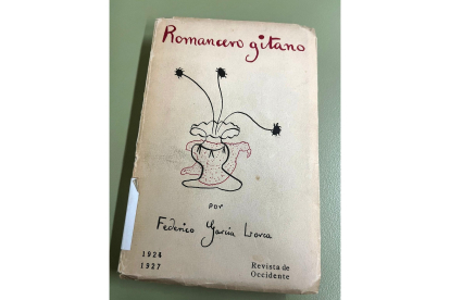 Portada de la primera edición del 'Romancero gitano' de Lorca, que vio la luz en la Revista de Occidente en 1928.- ICAL