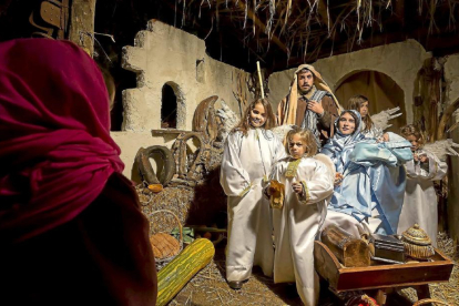 Los ángeles anunciadores junto a José, María y el niño Jesús en el portal de Belén.-Miguel Ángel Santos