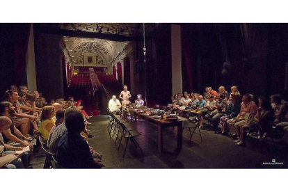 El público rodea a los actores de 'La cena del Rey Baltasar', de los Números Imaginarios en el Centro de Artes Escénicas San Pedro.-Pio Baruque.