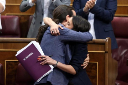 Irene Montero y Pablo iglesias se abrazan en el Congreso-JUAN MANUEL PRATS