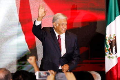 Andrés Manuel López Obrador saluda tras la victoria.-CARLOS JASSO (REUTERS)