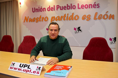 El procurador leonesista en las Cortes de Castilla y León, Alejandro Valderas, presenta las enmiendas al presupuesto de la Junta para el 2015-Ical