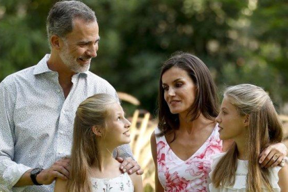 El Rey, Letizia y sus hijas, en Marivent.-