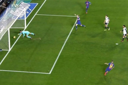 Imagen aérea del gol de Messi no concedido.-EL PERIÓDICO
