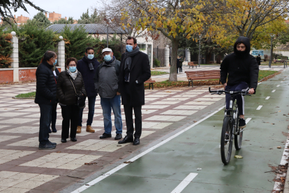 Visita municipal a las obras del carril bici en la calle Mirabel. / E.M.