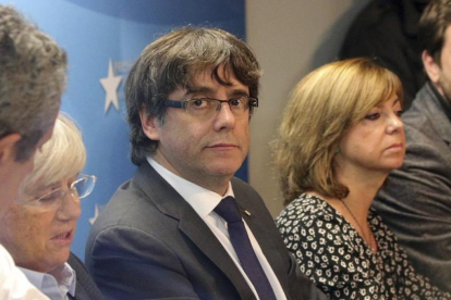 Carles Puigdemont, en el Centro de Prensa de Bruselas, junto a varios exconsellers el pasado 31 de octubre.-/ OLIVIER MATTHYS (AP)