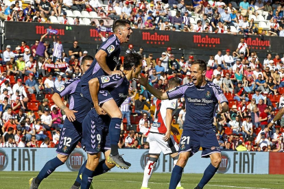 Waldo, eufórico, se sube a lomos de Ünal tras el primer gol del Valladolid ayer en Vallecas.-PHOTO-DEPORTE