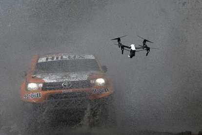 El Toyota de Ronan Chabot, durante la disputa del prólogo del rali Dakar.-AFP / FRANCK FIFE