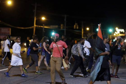 Manifestantes, en las calles de Ferguson, en la segunda noche de incidentes.-AP