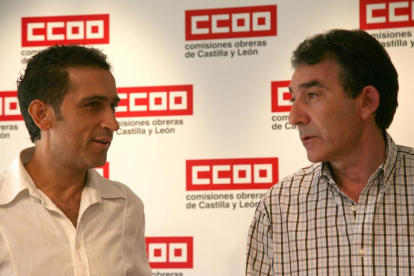 Vicente Andrés con Ángel Hernández en una imagen de archivo.-ICAL
