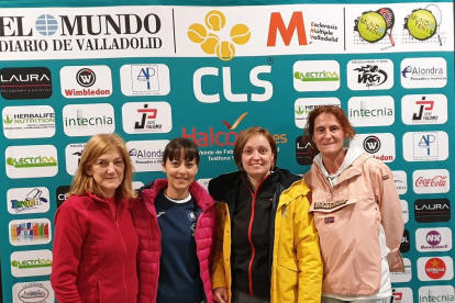 Casilda Ajuria, Ana Hernanz junto a Esther Blasco y Marian Caballo, antes de comenzar el partido.
