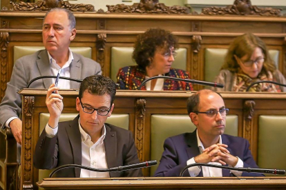 La bancada del PSOE, con Pedro Herrero y Vélez en primer término y Gato y Romero detrás.-MIGUEL ÁNGEL SANTOS/ PHOTOGENIC