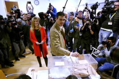 Pedro Sánchez deposita su voto en un colegio electoral de Pozuelo de Alarcón, en Madrid, junto a su mujer, Begoña Gómez.-DAVID CASTRO