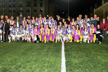 Jugadoras de equipos femeninos de Valladolid junta a los veteranos del Real Valladolid en los campos de El Palero.-FCYLF Y FBCYL