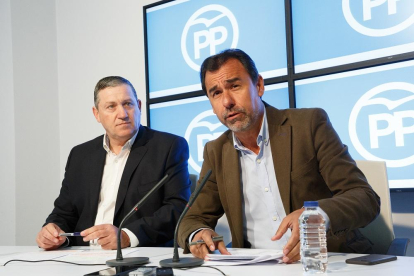 Fernando Martínez-Maillo, y el senador Javier Faúndez.-ICAL