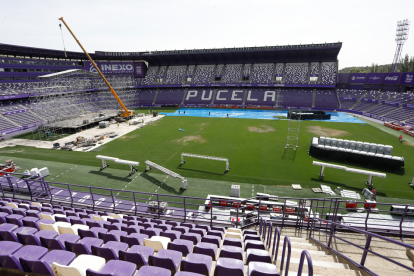 Instalación del escenario en el Fondo Norte del estadio Zorrilla. / LOSTAU