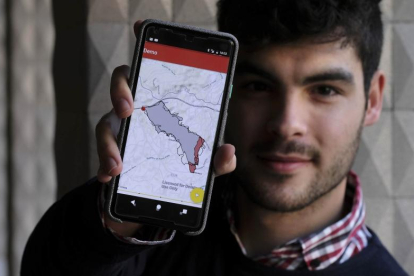 Alejandro Hernández, estudiante de Ingeniería Informática de la Universidad de Salamanca, muestra la aplicación para el acceso a un servidor de simulación de incendios.-ENRIQUE CARRASCAL