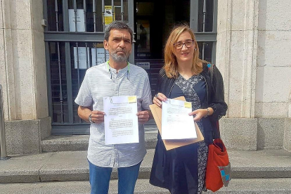 José María Bernardo y Rocío Anguita tras presentar la denuncia.-EL MUNDO