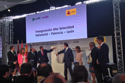 Inauguración de la línea de AVE que unirá Madrid - Valladolid - Palencia León Placa conmemorativa del día de la inauguración en la estación de León