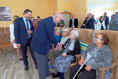 Jesús Julio Carnero durante el acto inaugural del nuevo centro de mayores de Fresno el Viejo.-EL MUNDO