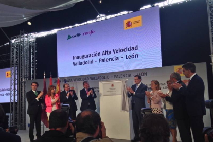 Inauguración de la línea de AVE que unirá Madrid - Valladolid - Palencia León Placa conmemorativa del día de la inauguración en la estación de León