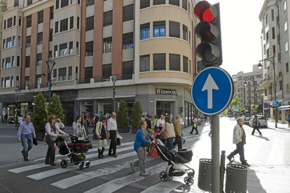 Varios peatones cruzan el paso de cebra de la calle Claudio Moyano.