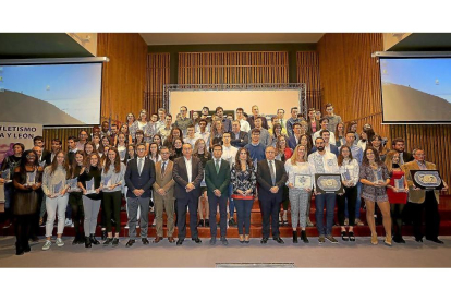 Foto de familia de galardonados en la XXVII Gala de Atletismo de Castilla y León celebrada en la Universidad Europea Miguel de Cervantes.-MONTSE ÁLVAREZ