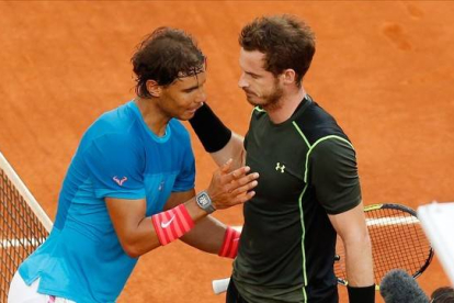 Nadal felicita a Murray tras caer derrotado en la final del Mutua Madrid Open.-AP