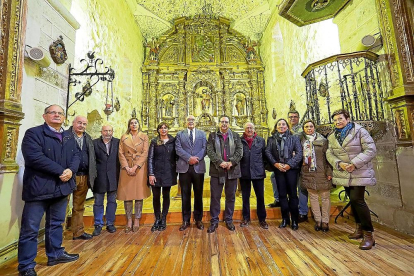 El presidente de la Diputación junto al alcalde, ediles, diputados provinciales y el senador Villazán, ayer.-EL MUNDO
