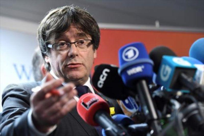 Carles Puigdemont se dirige a los medios de comunicación, en Bruselas.-AFP / JOHN THYS