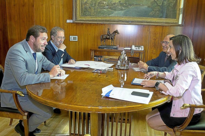 Óscar Puente y Manuel Saravia durante su encuentro con la ministra de Defensa, Margarita Robles.-E.M.