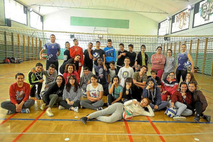 Los alumnos del Leopoldo Cano posan junto a los jugadores de la UVa Vicky López y Óscar Fernández.-EM