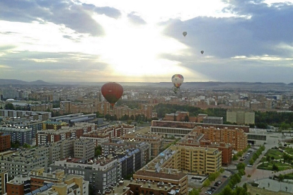 Panorámica de los globos surcando el cielo de Valladolid. / PHOTOGENIC