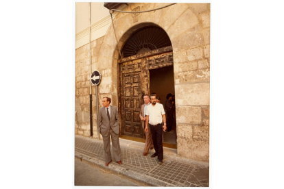 Visita del alcalde de Valladolid, Tomás Rodríguez Bolaños, a la Casa Revilla en 1984.- ARCHIVO MUNICIPAL DE VALLADOLID