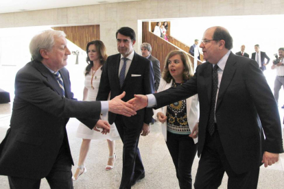 El presidente de la Cámara de Comercio de Burgos y del Grupo Promecal, Antonio Méndez Pozo, recibe el saludo del presidente de la Junta, Juan Vicente Herrera-Ical