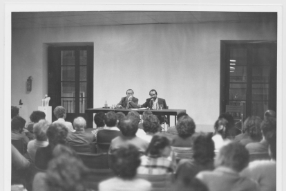 Conferencia de Gonzalo Rodríguez en la Casa Revilla en 1987.- ARCHIVO MUNICIPAL DE VALLADOLID