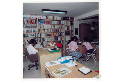 Público consultando al personal de la biblioteca pública de la Casa Revilla en 1991.- ARCHIVO MUNICIPAL DE VALLADOLID