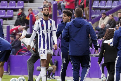Joaquín abandona lesionado el campo durante el partido contra el mallortcaa, en el José Zorrilla.-PABLO REQUEJO