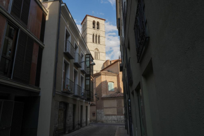 Calle de la Lira, al fondo la iglesia de San Martín del barrio de San Martín.- J.M. LOSTAU