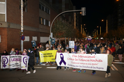 Manifestación del 25-N por las calles de Palencia.- ICAL